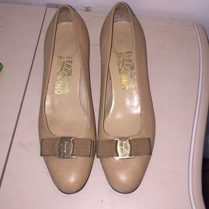 Ferragamo Varina flats- size 8 B - beige/light tan